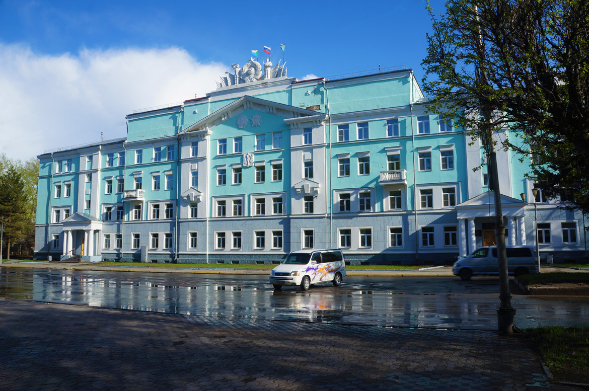 Работать в комсомольске на амуре. Здания Комсомольск на Амуре. Горсовет Комсомольск на Амуре. Комсомольск на Амуре архитектура.