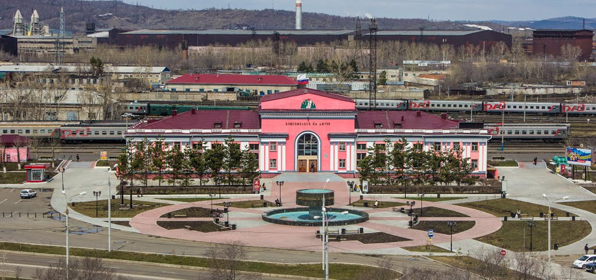 Красный комсомольск на амуре. ЖД вокзал Комсомольск-на-Амуре. Вокзал Комсомольск на Амуре. ВОКЗАЛКОМСОМОЛЬСК на Амруе. РЖД Комсомольск-на-Амуре вокзал.